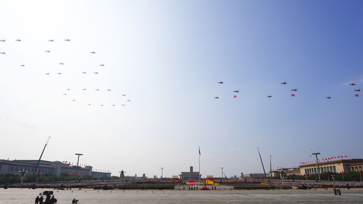勝利日大閱兵丨80！空中護(hù)旗梯隊(duì)飛過