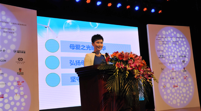 李小琳出席“中華母愛(ài)論壇”，接受新華網(wǎng)專訪