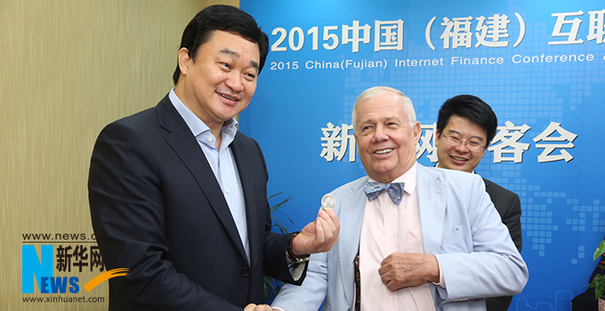 羅杰斯參加思客會，與新華網(wǎng)董事長、總裁田舒斌親切交談。