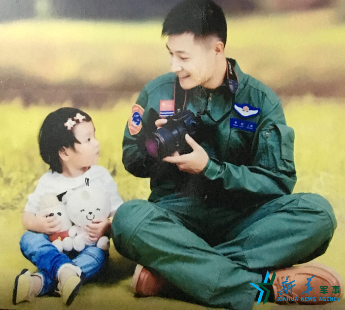 資料圖片：被選為艦載戰(zhàn)斗機飛行員的張超與女兒合影。
