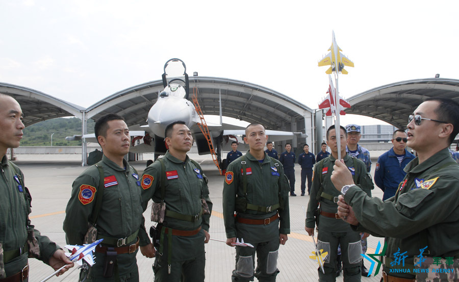 ↑海軍某艦載航空兵部隊部隊長戴明盟帶領飛行員進行地面模擬訓練。