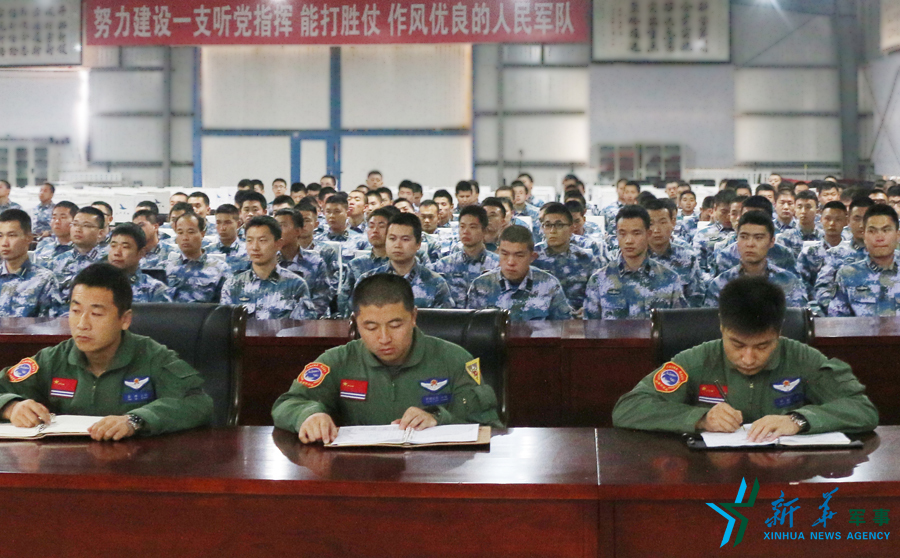 資料圖片：張超（右一）參加部隊(duì)思想政治教育。