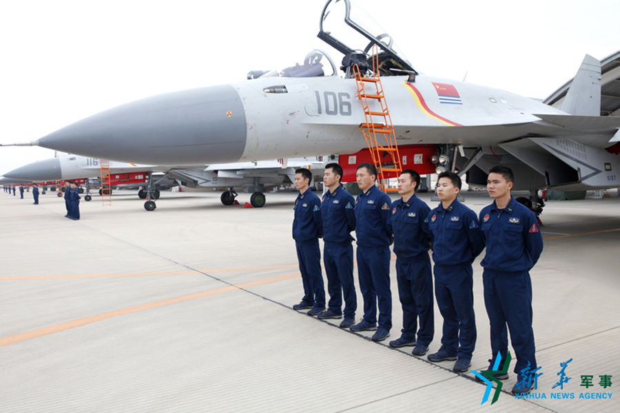 ↑機(jī)務(wù)官兵為戰(zhàn)鷹保駕護(hù)航。