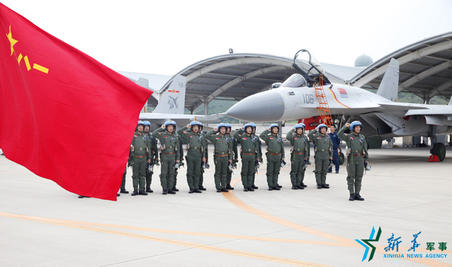 ↑軍旗招展，航空驕子對藍(lán)天宣誓。