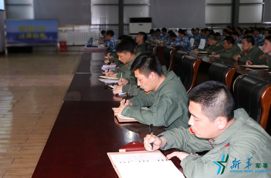 ↑資料圖片：張超參加戰(zhàn)斗機團《改革強軍主題教育》授課現(xiàn)場。