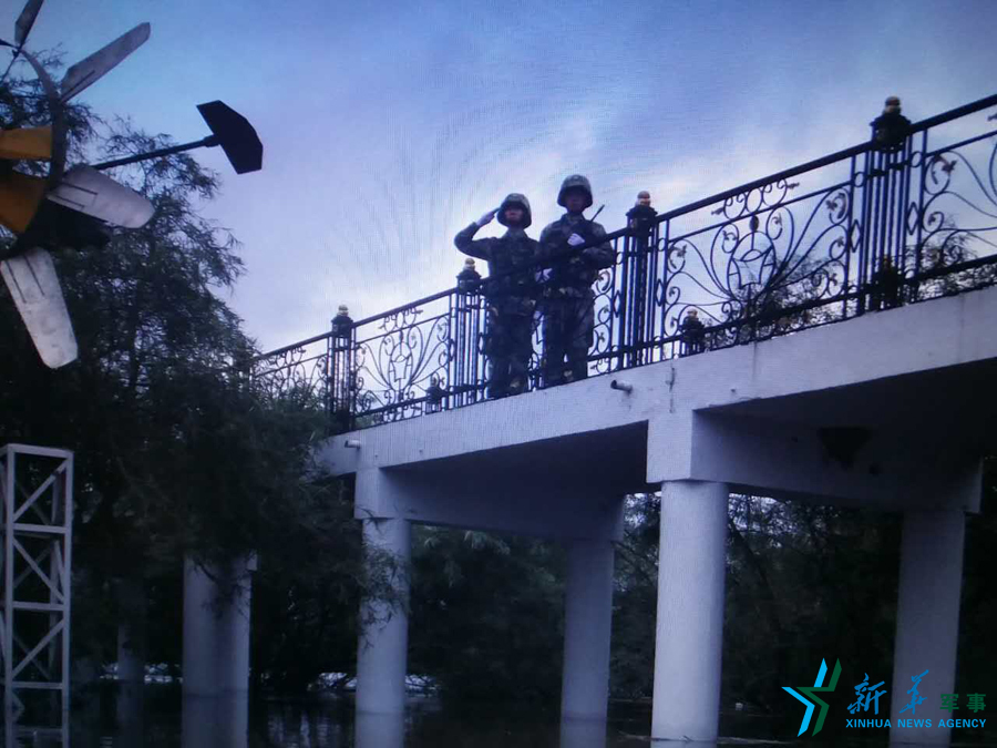 ↑中秋佳節(jié)，珍寶島的官兵在洪水中的堅(jiān)守。
