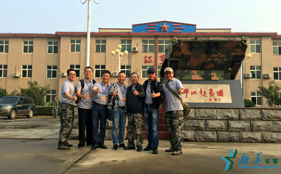 ↑“我們的長征在路上”網(wǎng)絡(luò)名人在“平江起義團”，為這支成為中國陸軍第一支信息化部隊點贊。