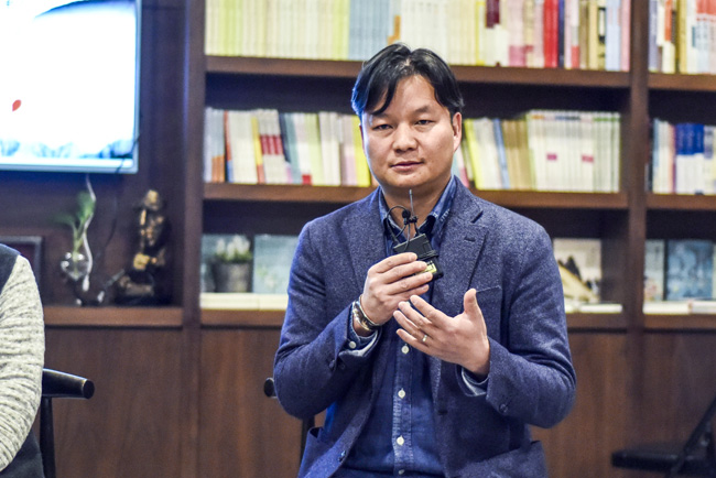 丁大為：烏銅走銀有三百年的歷史了，是云南地區(qū)獨有的技藝。這門技藝入門大概需要3年，學成需要20年。用語言去表達它其實是很難的。