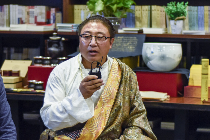安久·白瑪群加：絕對不能為了錢做手藝的傳承人，傳承手藝是因為我們有傳承民族特色文化的責(zé)任，要時刻謹(jǐn)記這一份責(zé)任。