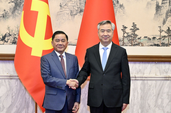 李希同越共中央政治局委員、中央書(shū)記處書(shū)記、中央檢查委員會(huì)主任陳錦繡舉行會(huì)談