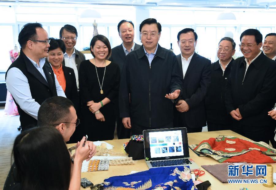 5月8日至11日，中共中央政治局常委、全國人大常委會委員長張德江在浙江調研。這是5月9日，張德江來到位于嘉興市的雅瑩服裝有限公司，了解公司的服裝設計、生產和銷售情況。新華社記者 馬占成 攝 