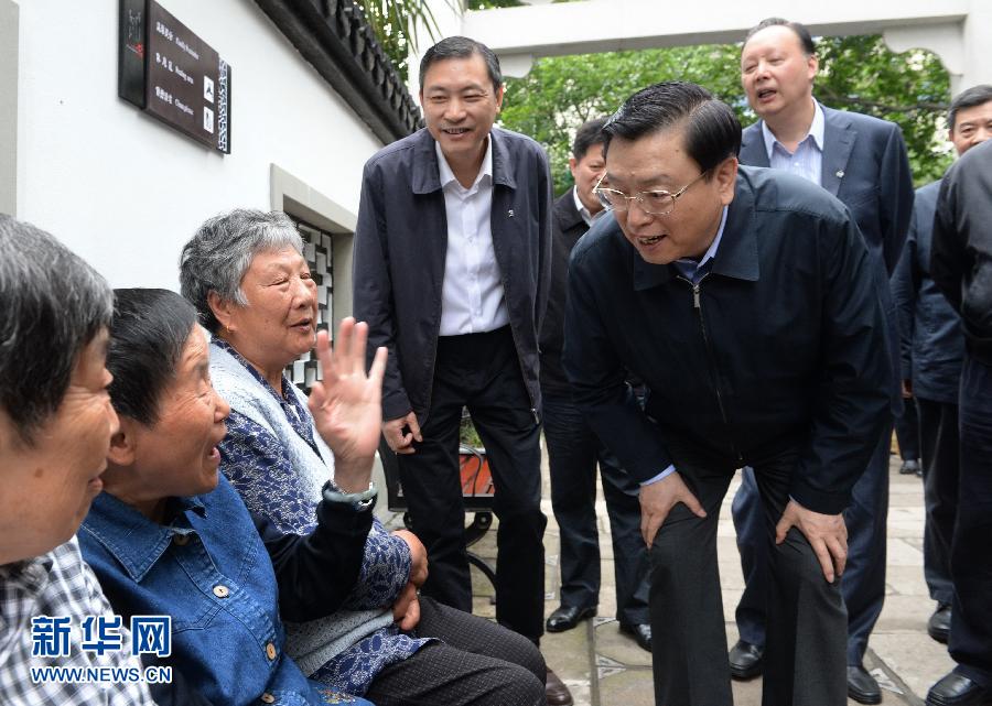 這是5月10日，張德江來到杭州市小營街道調研，并與市民親切交談。新華社記者 馬占成 攝 