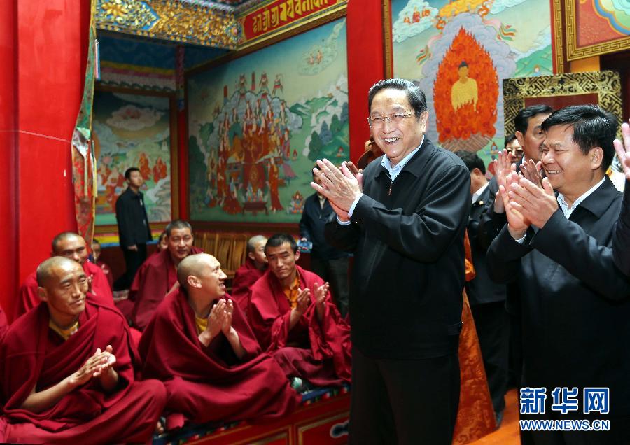 這是5月16日，俞正聲在云南佛學(xué)院迪慶藏傳佛教分院看望宗教界人士。 新華社記者 劉衛(wèi)兵 攝