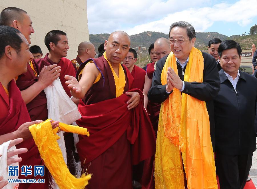 這是5月16日，俞正聲在松贊林寺看望宗教界人士。 新華社記者 劉衛(wèi)兵 攝