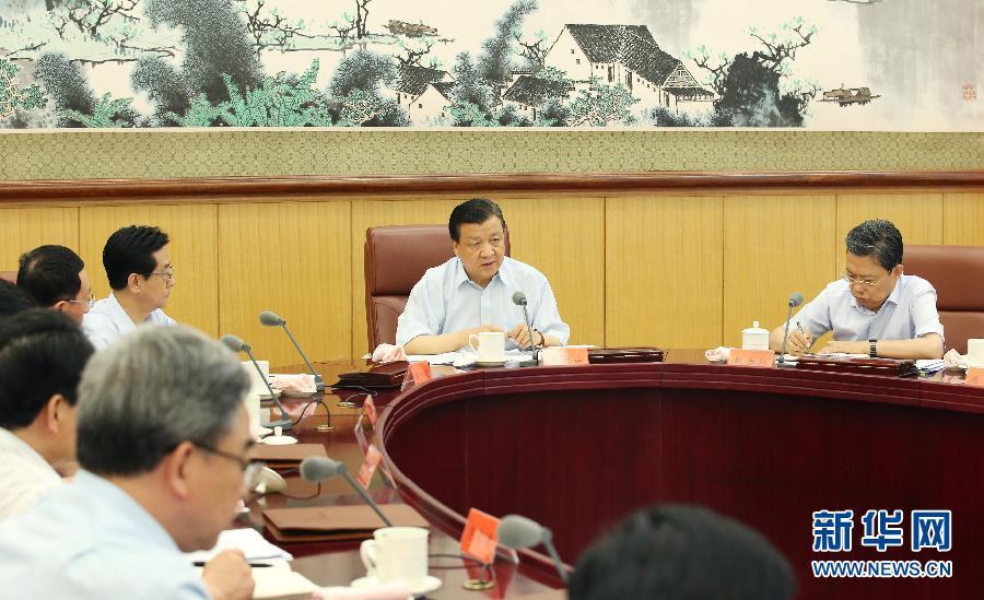 6月24日，中共中央政治局常委、中央黨的群眾路線教育實(shí)踐活動(dòng)領(lǐng)導(dǎo)小組組長(zhǎng)劉云山在北京主持召開(kāi)中央黨的群眾路線教育實(shí)踐活動(dòng)領(lǐng)導(dǎo)小組會(huì)議。新華社記者 姚大偉 攝 
