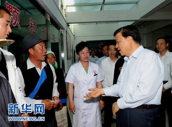 這是7月17日，劉云山在海東市互助土族自治縣中醫(yī)院調(diào)研。新華社記者 饒愛民 攝