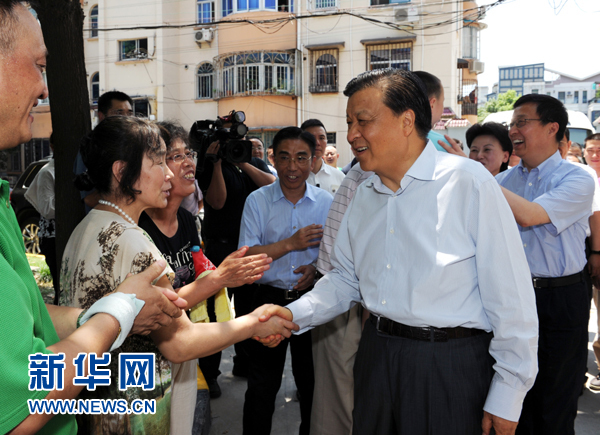 這是7月22日，劉云山在上海市普陀區(qū)桃浦鎮(zhèn)蓮花公寓居委會調研時同社區(qū)居民親切握手。新華社記者 饒愛民 攝