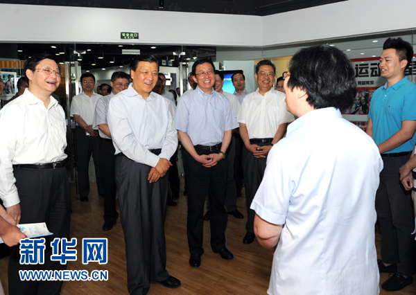 這是7月22日，劉云山在上海市靜安區(qū)就樓宇黨建工作進行調研。新華社記者 饒愛民 攝 