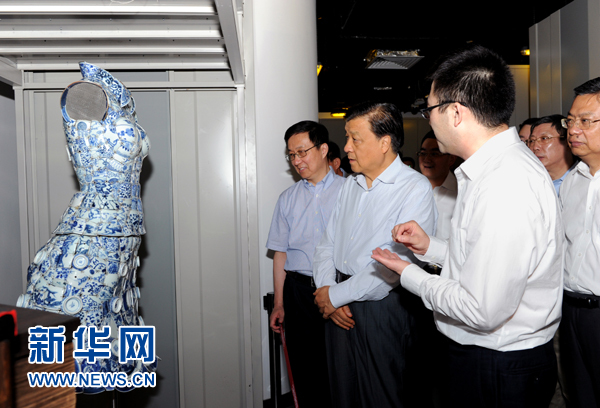 這是7月22日，劉云山在上海國家對外文化貿易基地調研。新華社記者 饒愛民 攝 