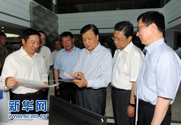  7月22日至23日，中共中央政治局常委、中央書記處書記劉云山在上海調研。這是7月22日，劉云山在中國（上海）自貿試驗區(qū)外高橋綜合服務大廳調研。新華社記者 饒愛民 攝 