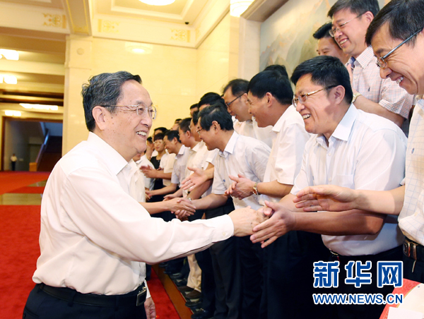 會(huì)前，俞正聲、張高麗接見(jiàn)援藏干部代表，向參加對(duì)口支援西藏工作的各地區(qū)各部門(mén)各單位和廣大援藏干部表示誠(chéng)摯問(wèn)候。新華社記者 姚大偉 攝