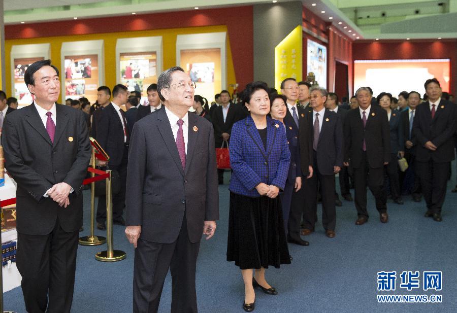 9月7日，中共中央政治局常委、全國政協(xié)主席、中央代表團(tuán)團(tuán)長俞正聲率代表團(tuán)全體成員來到拉薩西藏會(huì)展中心，出席《圓夢中國西藏華章——西藏自治區(qū)成立50年成就展》開幕式并參觀展覽。 新華社記者 黃敬文 攝 