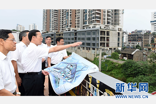 9月16日至18日，中共中央政治局常委、國(guó)務(wù)院副總理張高麗在廣西調(diào)研。這是9月16日，張高麗實(shí)地考察南寧水街棚戶區(qū)改造項(xiàng)目現(xiàn)場(chǎng)。 新華社記者張鐸攝 