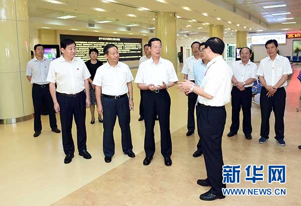 9月16日至18日，中共中央政治局常委、國(guó)務(wù)院副總理張高麗在廣西調(diào)研。這是9月17日，張高麗在南寧市公共資源交易中心對(duì)外服務(wù)大廳了解自治區(qū)簡(jiǎn)政放權(quán)有關(guān)工作。 新華社記者張鐸攝