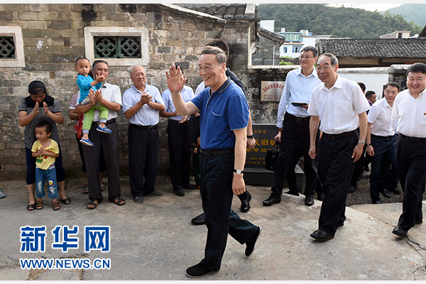 9月24日至26日，中共中央政治局常委、中央紀委書記王岐山在福建調(diào)研。這是9月24日，王岐山在連城縣紅四軍革命舊址參觀時，向附近的村民揮手致意。新華社記者張鐸攝