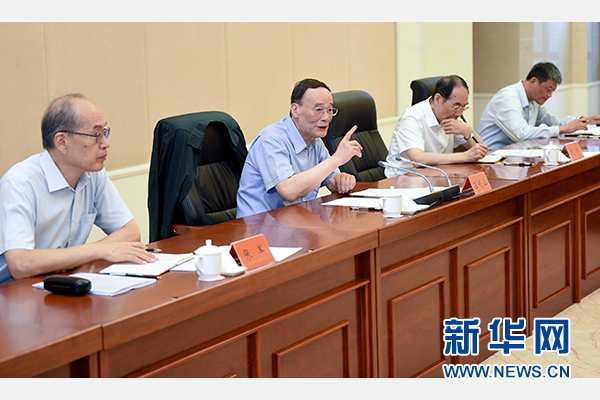 9月24日至26日，中共中央政治局常委、中央紀委書記王岐山在福建調(diào)研。這是9月25日，王岐山在上杭縣古田鎮(zhèn)主持召開座談會，聽取黨員和群眾代表對修訂廉政準則和黨紀處分條例的意見建議。新華社記者張鐸攝