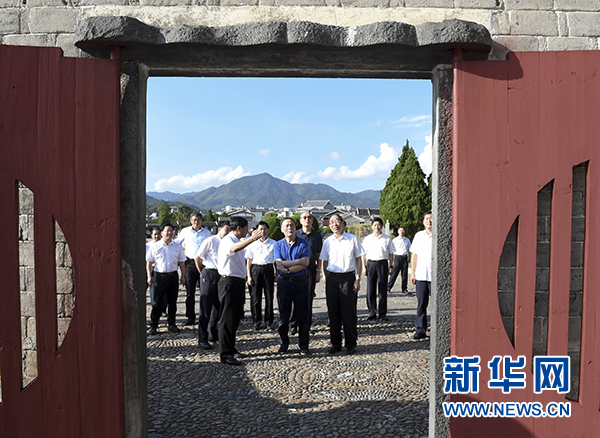9月24日至26日，中共中央政治局常委、中央紀委書記王岐山在福建調(diào)研。這是9月24日，王岐山在上杭縣古田鎮(zhèn)參觀古田會議會址。新華社記者張鐸攝