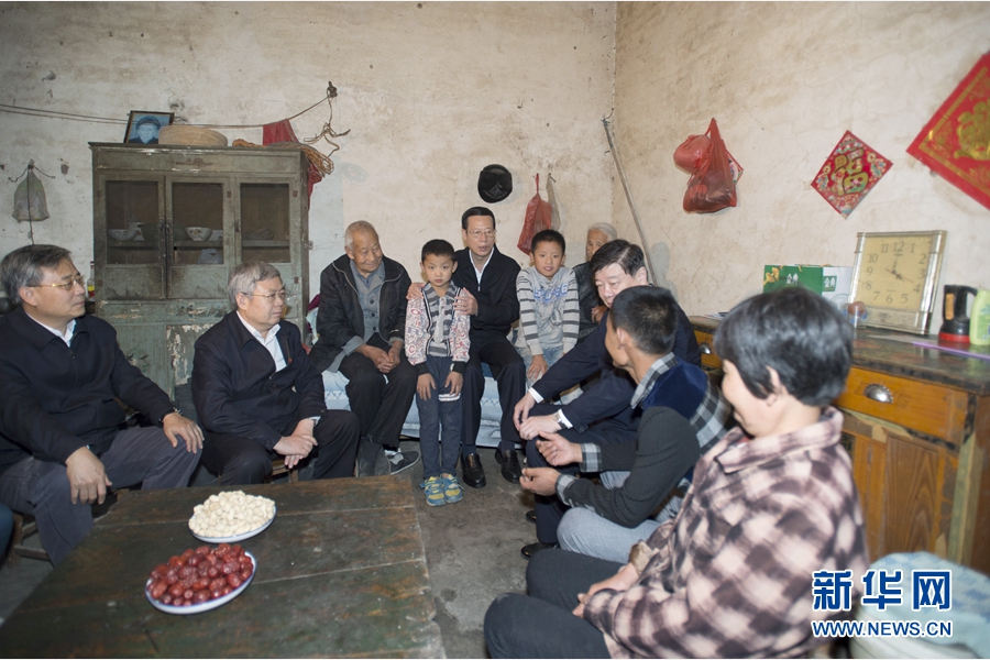 10月22日至23日，中共中央政治局常委、國務(wù)院副總理張高麗在山東調(diào)研扶貧工作情況。這是10月22日，張高麗在菏澤市巨野縣田莊鎮(zhèn)后屯村入戶看望生活困難村民。 新華社記者 王曄 攝