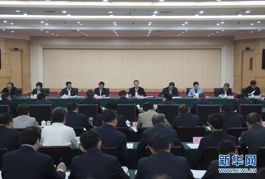 10月22日至23日，中共中央政治局常委、國務(wù)院副總理張高麗在山東調(diào)研扶貧工作情況。這是10月23日，張高麗在菏澤市主持召開扶貧工作座談會。 新華社記者 王曄 攝