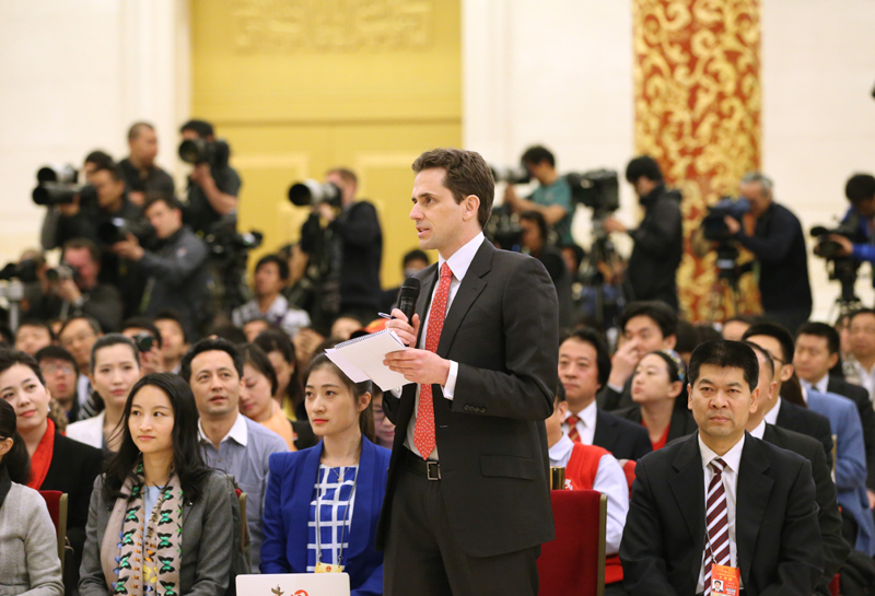 3月15日，國務(wù)院總理李克強在北京人民大會堂與中外記者見面，并回答記者提問。這是一位記者在提問。 新華社記者 劉衛(wèi)兵攝
