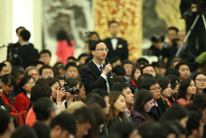 3月15日，國務(wù)院總理李克強在北京人民大會堂與中外記者見面，并回答記者提問。這是一位記者在提問。 新華社記者 龐興雷 攝