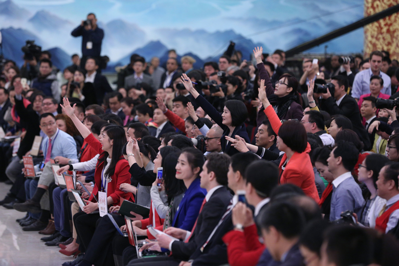 3月15日，國務(wù)院總理李克強在北京人民大會堂與中外記者見面，并回答記者提問。這是記者舉手爭取提問機會。 新華社記者 才揚 攝