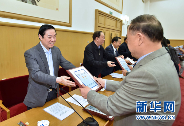4月8日，中共中央政治局委員、中央書記處書記、中宣部部長劉奇葆在北京同講好中國故事專家學(xué)者、文化交流使者研討班學(xué)員座談。這是劉奇葆在座談會上向獲得講好中國故事文化交流使者稱號的代表頒發(fā)證書。新華社記者 李濤 攝