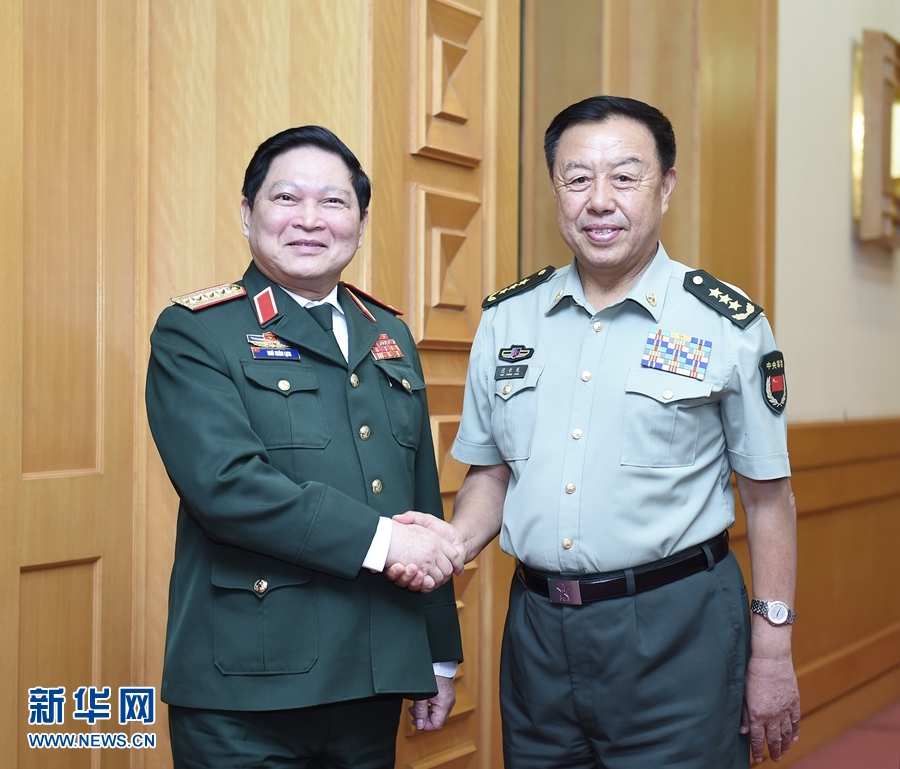 8月29日，中共中央政治局委員、中央軍委副主席范長龍?jiān)诒本娫侥瞎伯a(chǎn)黨中央政治局委員、國防部長吳春歷。 新華社記者張領(lǐng)攝