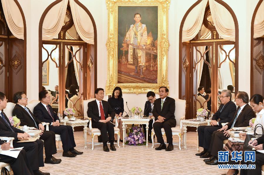 10月9日，泰國(guó)總理巴育（右四）在泰國(guó)曼谷會(huì)見前來出席亞洲合作對(duì)話第二次領(lǐng)導(dǎo)人會(huì)議的中國(guó)國(guó)家副主席李源潮。 新華社記者李芒茫攝