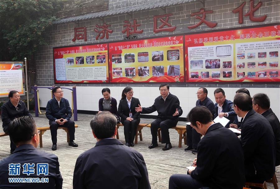 這是11月21日，張德江來到宜賓李莊鎮(zhèn)同濟(jì)社區(qū)，了解社區(qū)的工作情況。 新華社記者 劉衛(wèi)兵 攝 