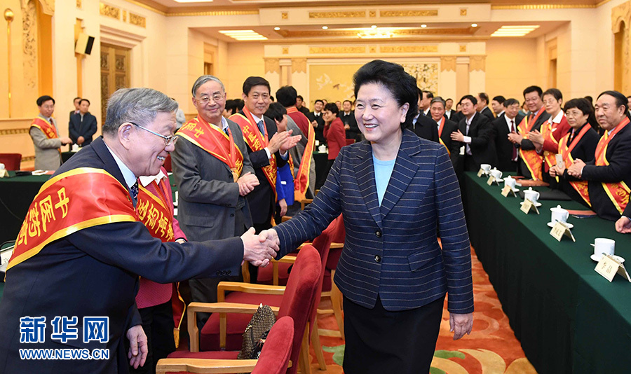 12月29日，中共中央政治局委員、國(guó)務(wù)院副總理劉延?xùn)|在北京與中醫(yī)藥高等學(xué)校教學(xué)名師座談。這是座談會(huì)前，劉延?xùn)|與獲得表彰的教師握手。新華社記者 張鐸 攝