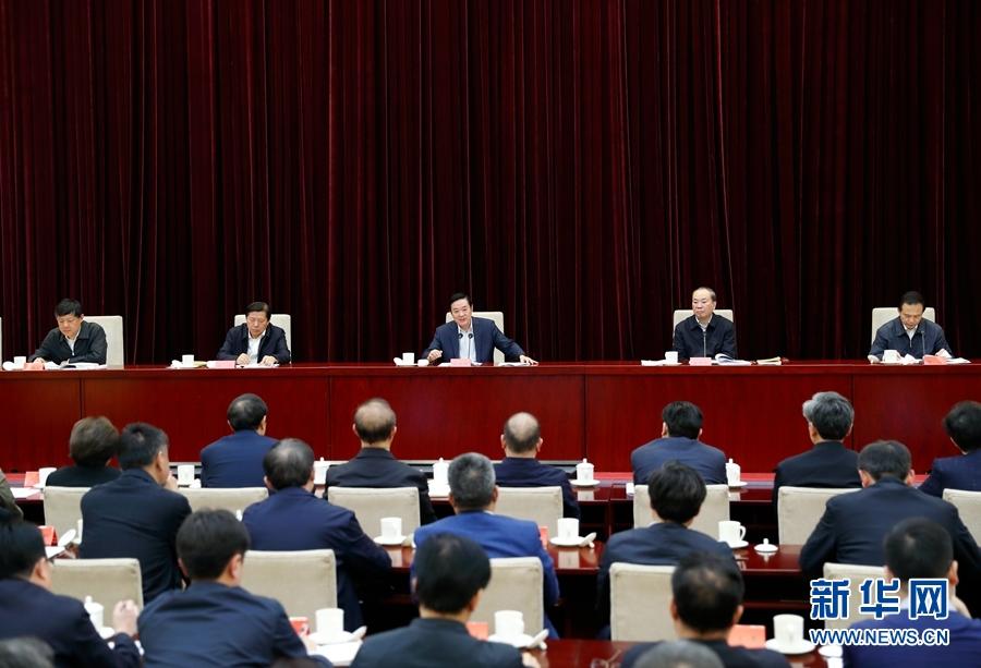 4月13日，中央宣傳部、中央政法委在北京召開貫徹落實(shí)《關(guān)于進(jìn)一步把社會(huì)主義核心價(jià)值觀融入法治建設(shè)的指導(dǎo)意見》電視電話會(huì)議。中共中央政治局委員、中央書記處書記、中宣部部長(zhǎng)劉奇葆出席會(huì)議并講話。新華社記者丁海濤攝