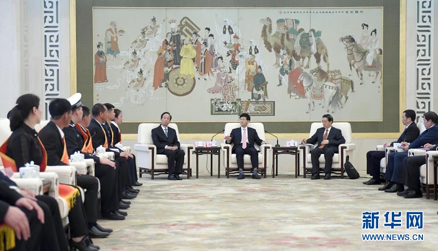 4月24日，第十三屆全國(guó)見(jiàn)義勇為英雄模范表彰大會(huì)在北京人民大會(huì)堂召開(kāi)。會(huì)前，中共中央政治局委員、中央政法委書記孟建柱與見(jiàn)義勇為英雄模范及家屬代表座談。國(guó)務(wù)委員、公安部部長(zhǎng)郭聲琨出席座談會(huì)并在表彰大會(huì)上講話。新華社記者 張鐸 攝