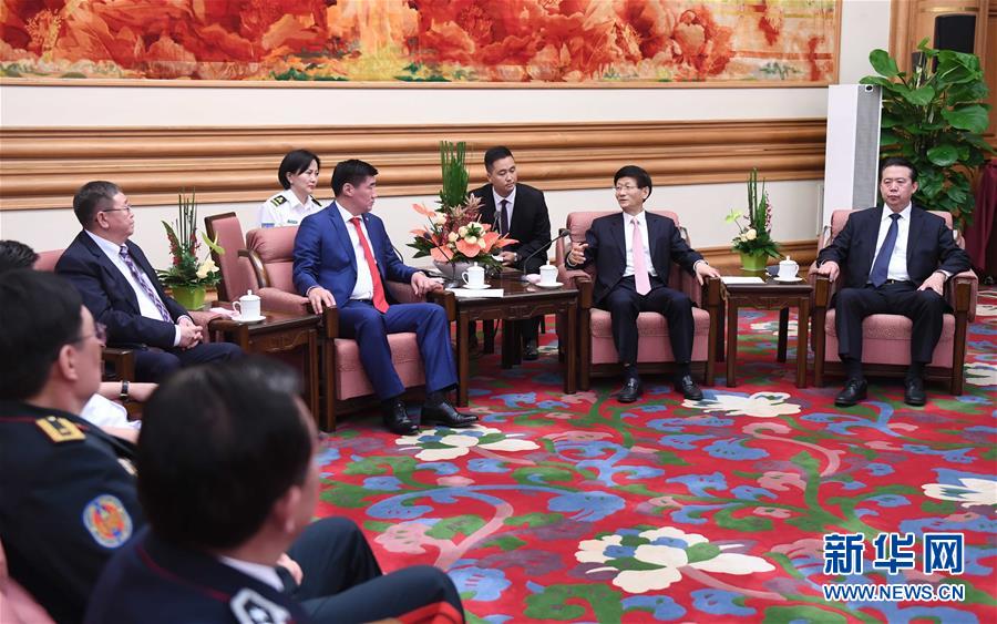 5月8日，中共中央政治局委員、中央政法委書(shū)記孟建柱在北京中南海會(huì)見(jiàn)蒙古國(guó)法律內(nèi)務(wù)部部長(zhǎng)賓巴朝格特。 新華社記者 張鐸 攝