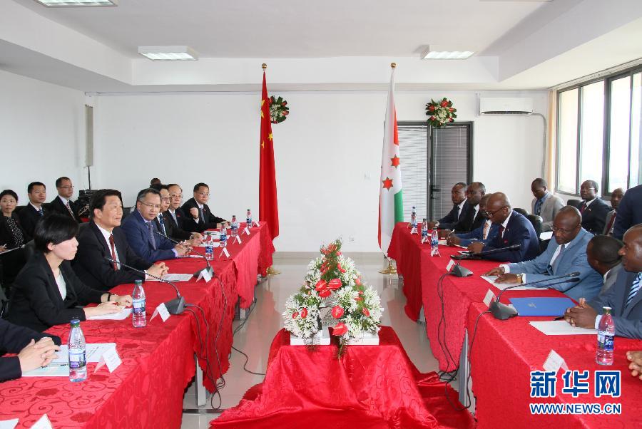 5月11日，中國(guó)國(guó)家副主席李源潮在布瓊布拉與布隆迪第一副總統(tǒng)辛迪姆沃和第二副總統(tǒng)布托雷舉行會(huì)談。 新華社記者呂天然攝 