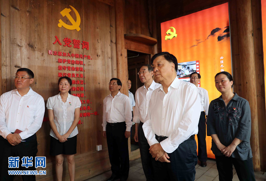 6月8日至10日，中共中央政治局常委、中央書記處書記劉云山在福建調(diào)研。這是6月9日，劉云山專程來到政和縣石圳村，深入了解廖俊波的事跡。新華社記者 劉衛(wèi)兵 攝