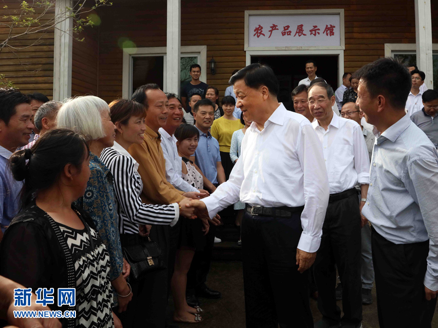 6月8日至10日，中共中央政治局常委、中央書記處書記劉云山在福建調(diào)研。這是6月9日，劉云山在周寧縣上洋村與村民親切交談。新華社記者 劉衛(wèi)兵 攝