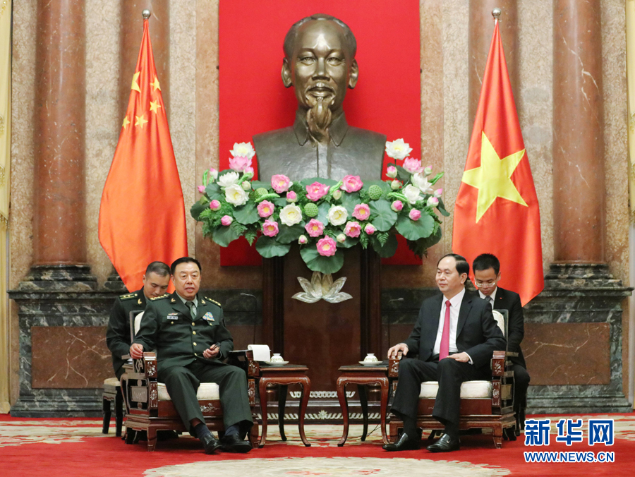 6月18日，在越南首都河內(nèi)，正在越南訪問(wèn)的中央軍委副主席范長(zhǎng)龍（左前）會(huì)見(jiàn)越南國(guó)家主席陳大光（右前）。 新華社發(fā)（李曉偉攝）