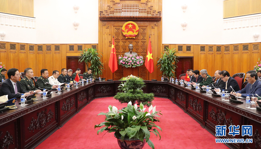 6月18日，在越南首都河內(nèi)，正在越南訪問(wèn)的中央軍委副主席范長(zhǎng)龍（左三）會(huì)見(jiàn)越南政府總理阮春福（右三）。 新華社發(fā)（李曉偉攝）