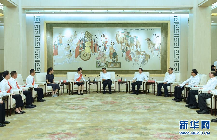 6月21日，廖俊波同志先進(jìn)事跡報(bào)告會(huì)在北京人民大會(huì)堂舉行。報(bào)告會(huì)前，中共中央政治局常委、中央書記處書記劉云山會(huì)見(jiàn)報(bào)告團(tuán)成員，代表習(xí)近平總書記，代表黨中央，向廖俊波同志家屬表示親切慰問(wèn)，并頒發(fā)黨中央追授廖俊波同志“全國(guó)優(yōu)秀共產(chǎn)黨員”證書、獎(jiǎng)?wù)?。新華社記者 饒愛(ài)民 攝